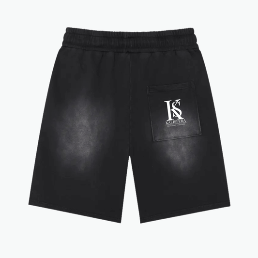 Short épais délavé noir de Kalispera, coupe loose, taille mi-haute, logo sur poche arrière.