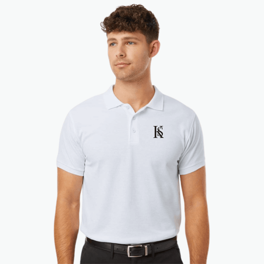 Homme portant le polo brodé blanc Kalispera, avec logo minimaliste 'KS' sur la poitrine.